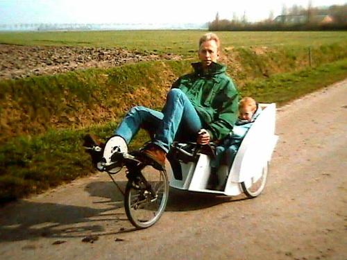 Le tricycle de Willem Dijkstra avec deux sièges pour enfants en arrière