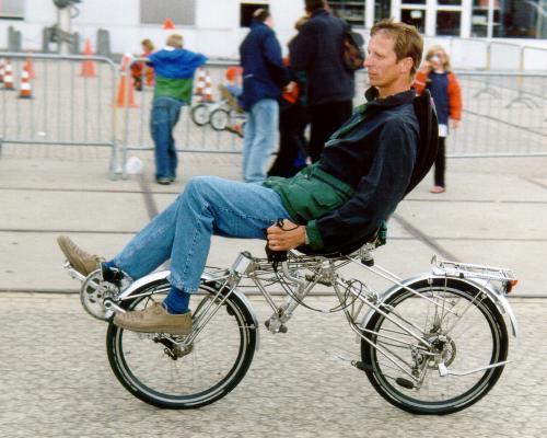 Flevo:n kaltainen pyörä, jossa istuimen asento on säädettävissä matalan noja-asennon ja korkean välillä