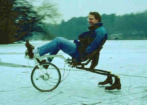 Un tricycle Flevo aux patins à glace au lieu des roues arrières.