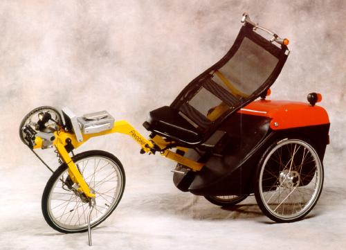 Un tricycle pour personnes sans bras